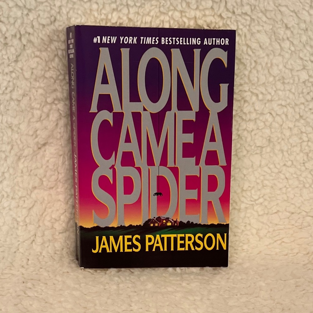 📚 Along Came a Spider by James Patterson📚